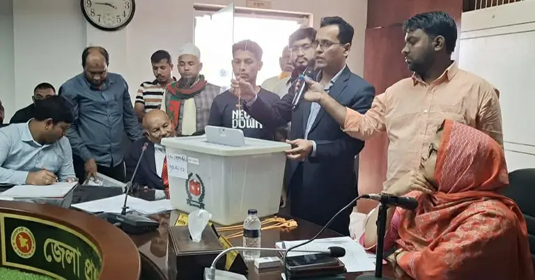 নোয়াখালীতে পোস্টাল ব্যালট বক্স সিলগালা অনুষ্ঠান